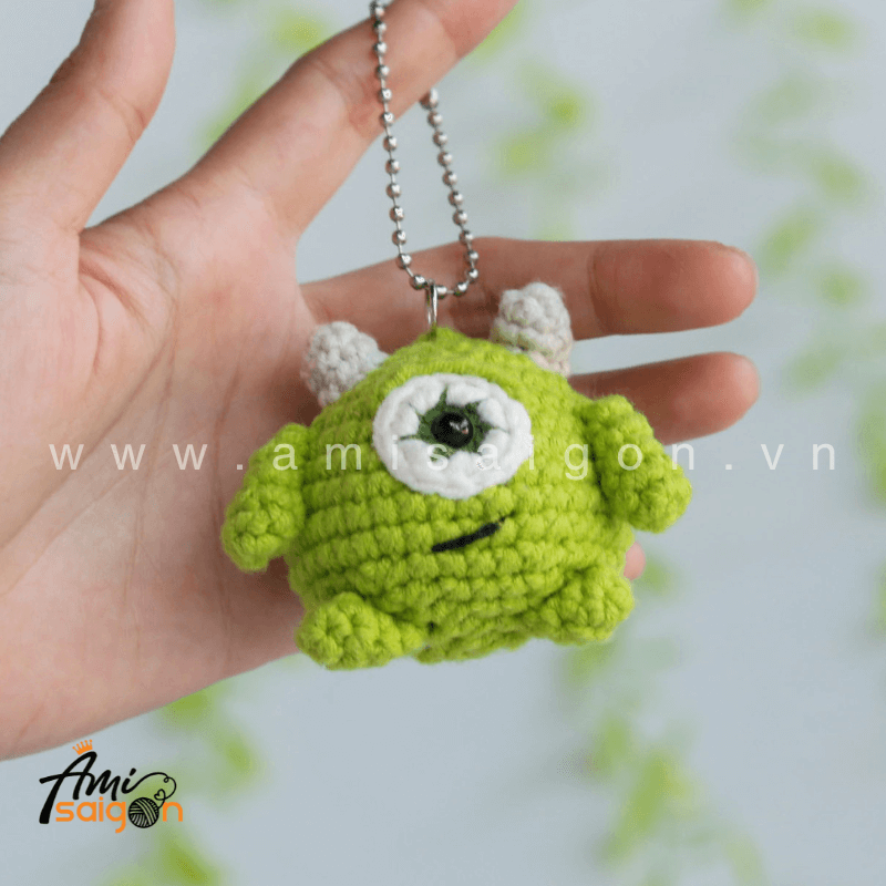 Móc khóa quái vật Wazowski Disney amigurumi - Chart móc miễn phí (Ảnh: @amisaigonvn)