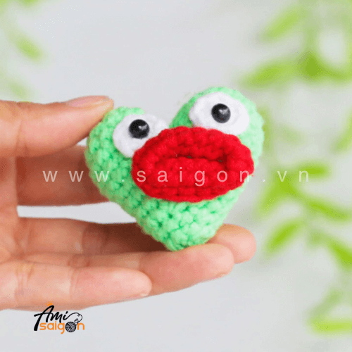 Crochet cute heart amigurumi free crochet pattern