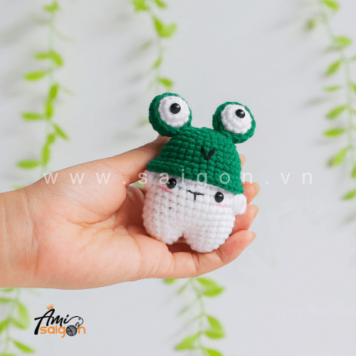 No-Sew Amigurumi Bear with Frog Hat – Free Crochet Pattern